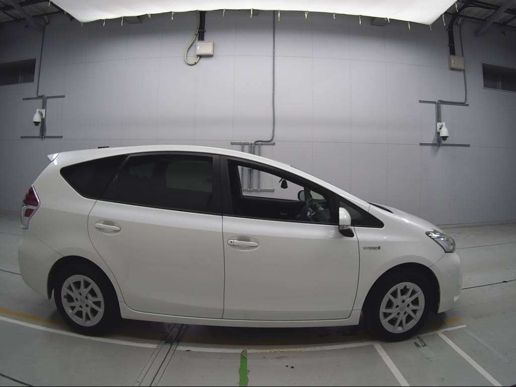 2016 Toyota Prius alpha ZVW41W[2]