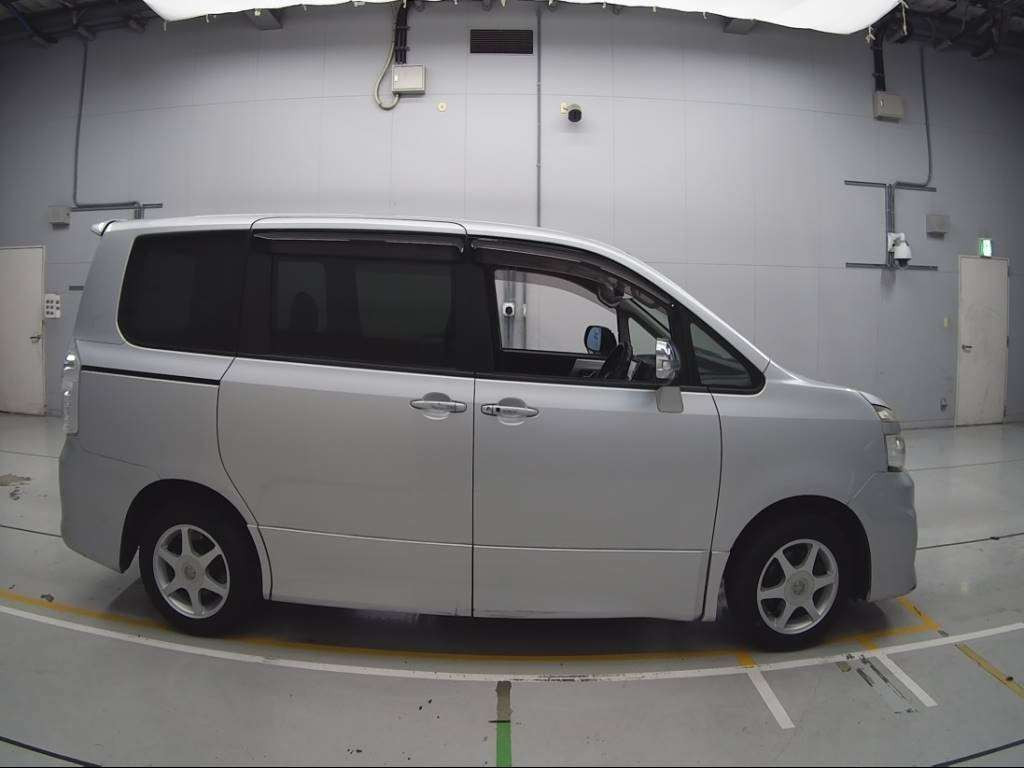 2011 Toyota Voxy ZRR70W[2]