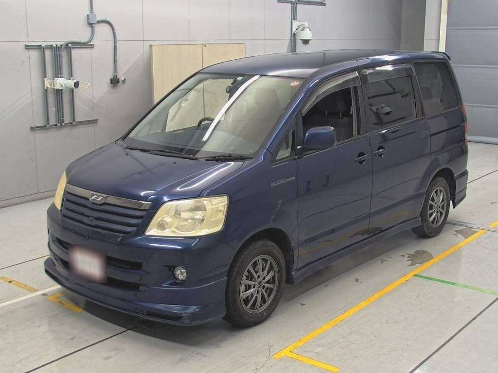 2004 Toyota Noah AZR60G[0]