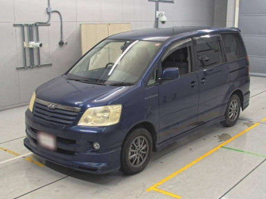 2004 Toyota Noah