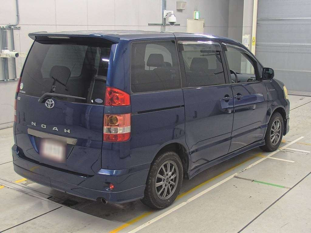 2004 Toyota Noah AZR60G[1]