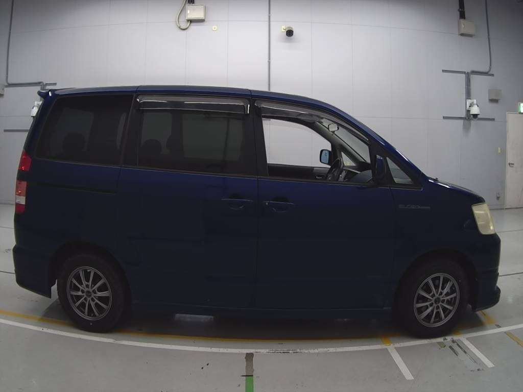 2004 Toyota Noah AZR60G[2]