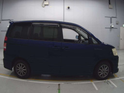 2004 Toyota Noah