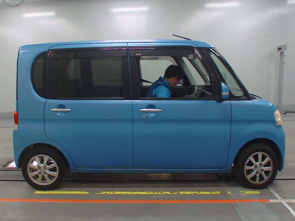 2010 Daihatsu Tanto L375S[2]