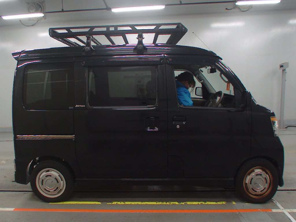 2011 Daihatsu Atrai Wagon S331G[2]