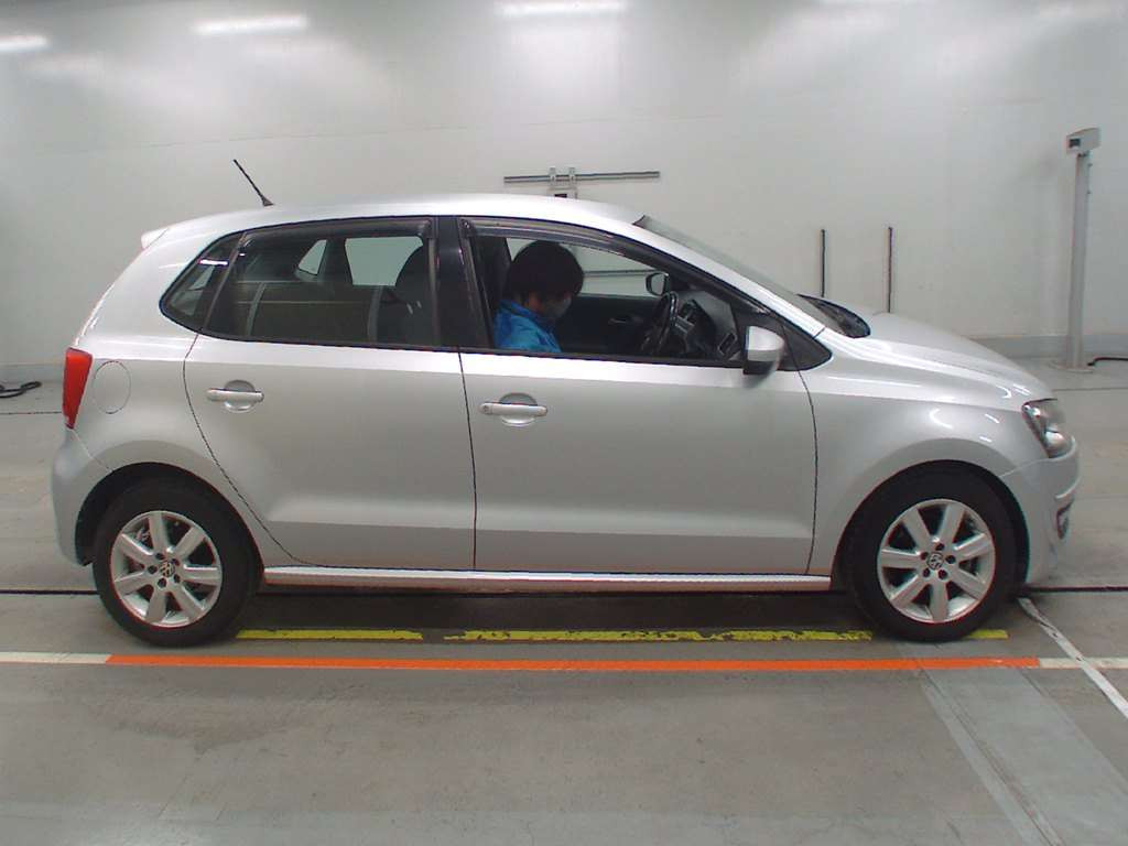 2011 Volkswagen Polo 6RCBZ[2]