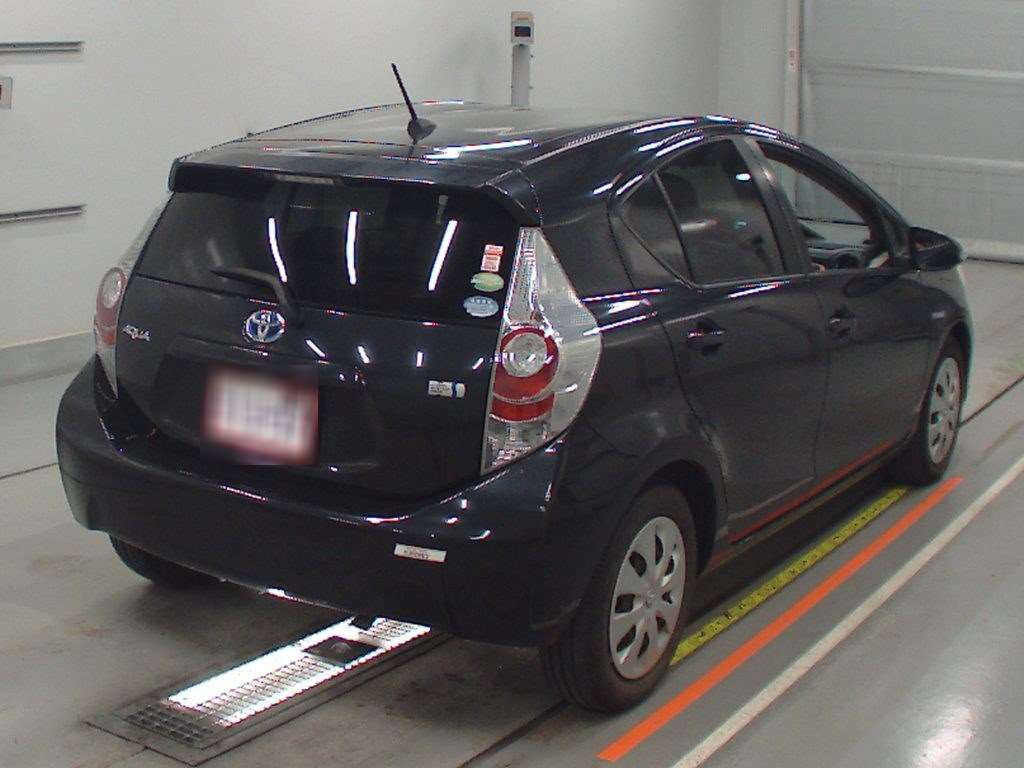 2012 Toyota Aqua NHP10[1]