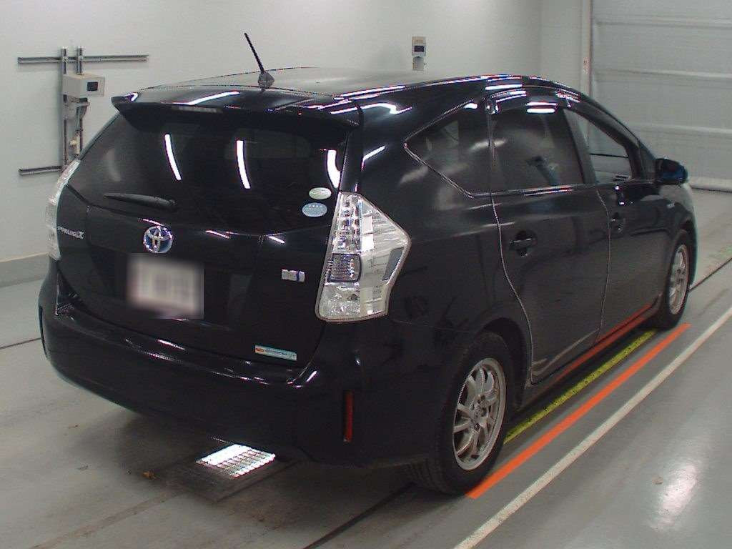 2012 Toyota Prius alpha ZVW41W[1]