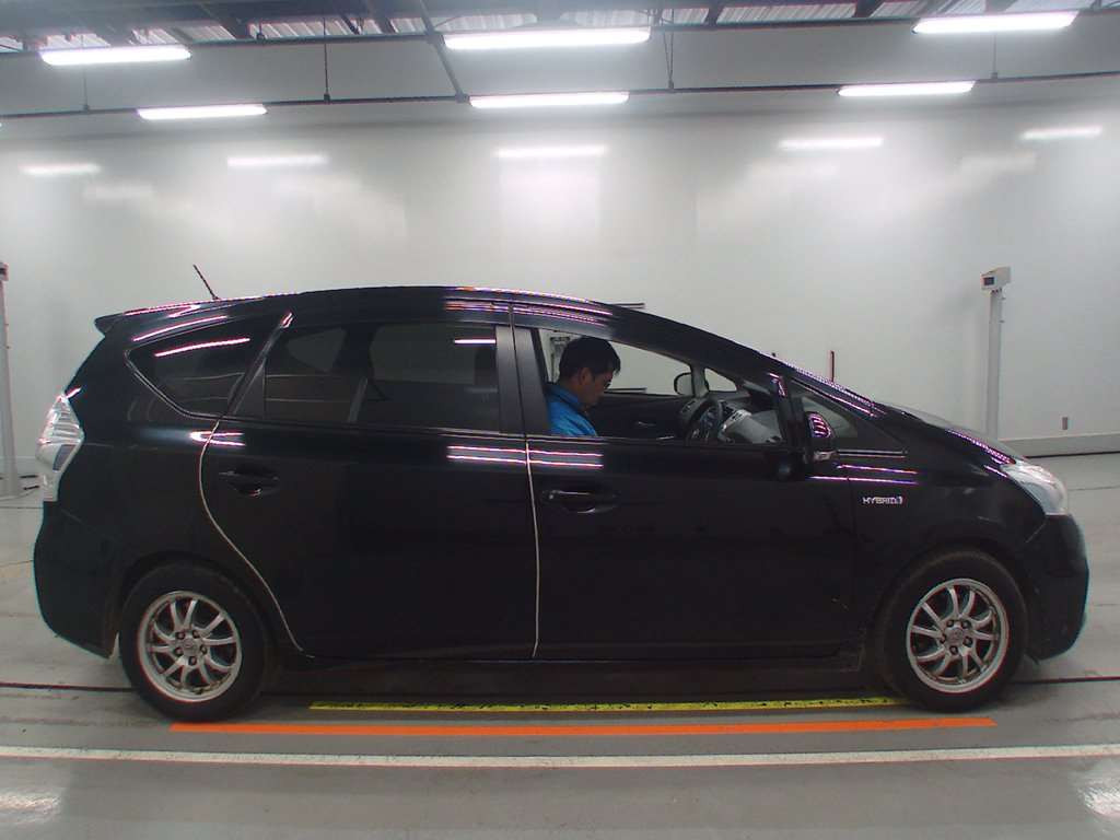 2012 Toyota Prius alpha ZVW41W[2]