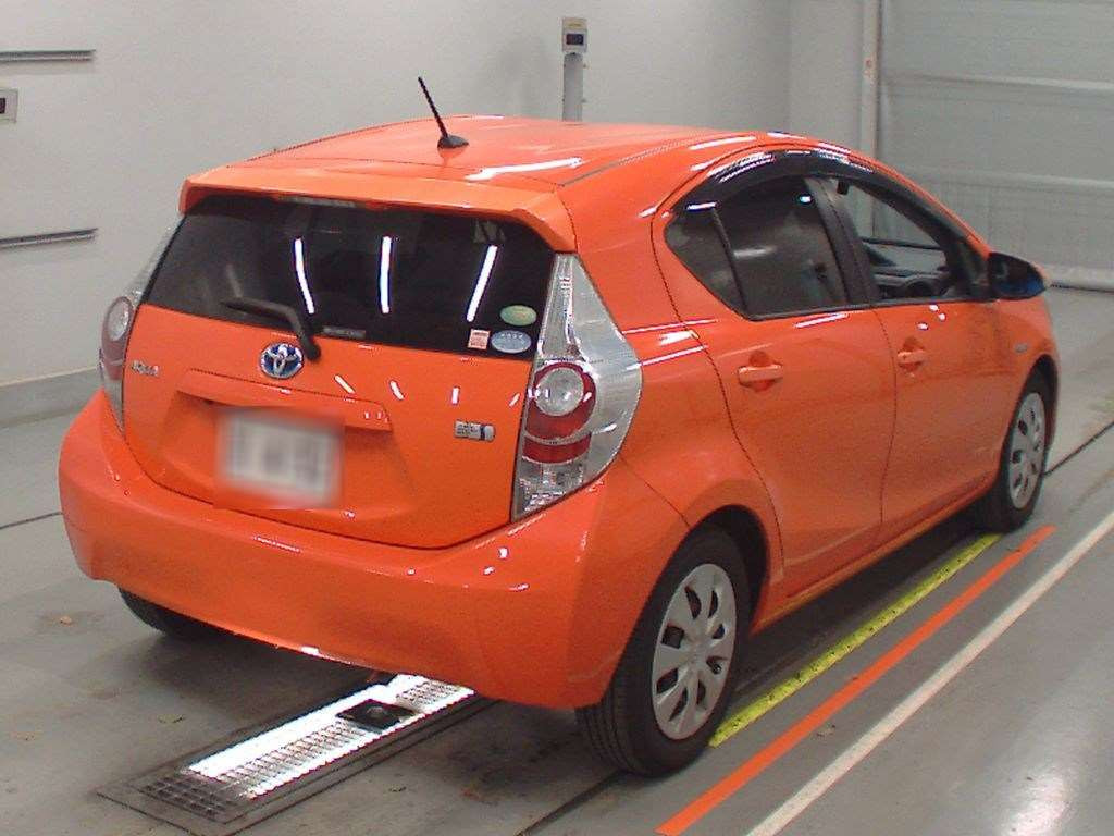 2013 Toyota Aqua NHP10[1]