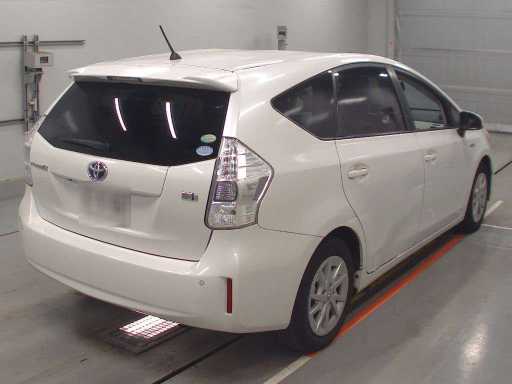 2012 Toyota Prius alpha ZVW40W[1]