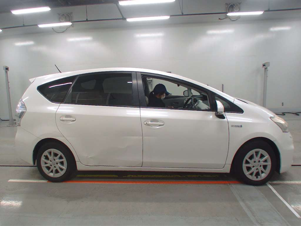 2012 Toyota Prius alpha ZVW40W[2]