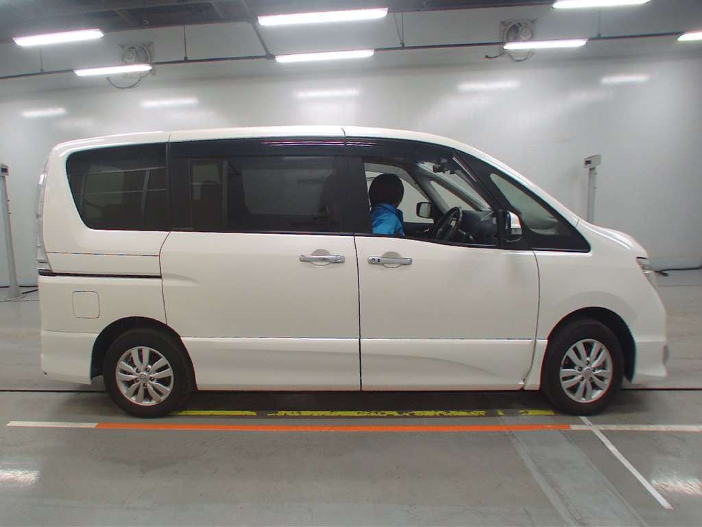 2014 Nissan Serena FNC26[2]