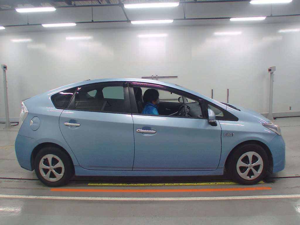 2012 Toyota Prius PHV ZVW35[2]