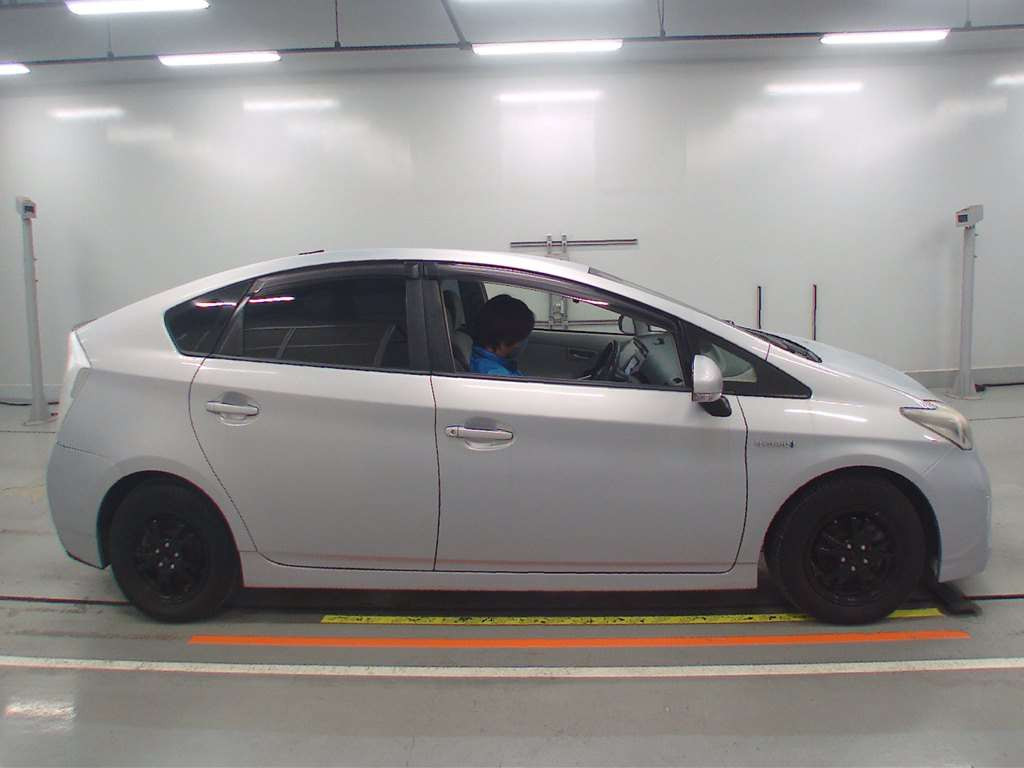 2014 Toyota Prius ZVW30[2]