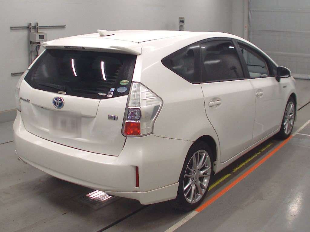 2013 Toyota Prius alpha ZVW40W[1]