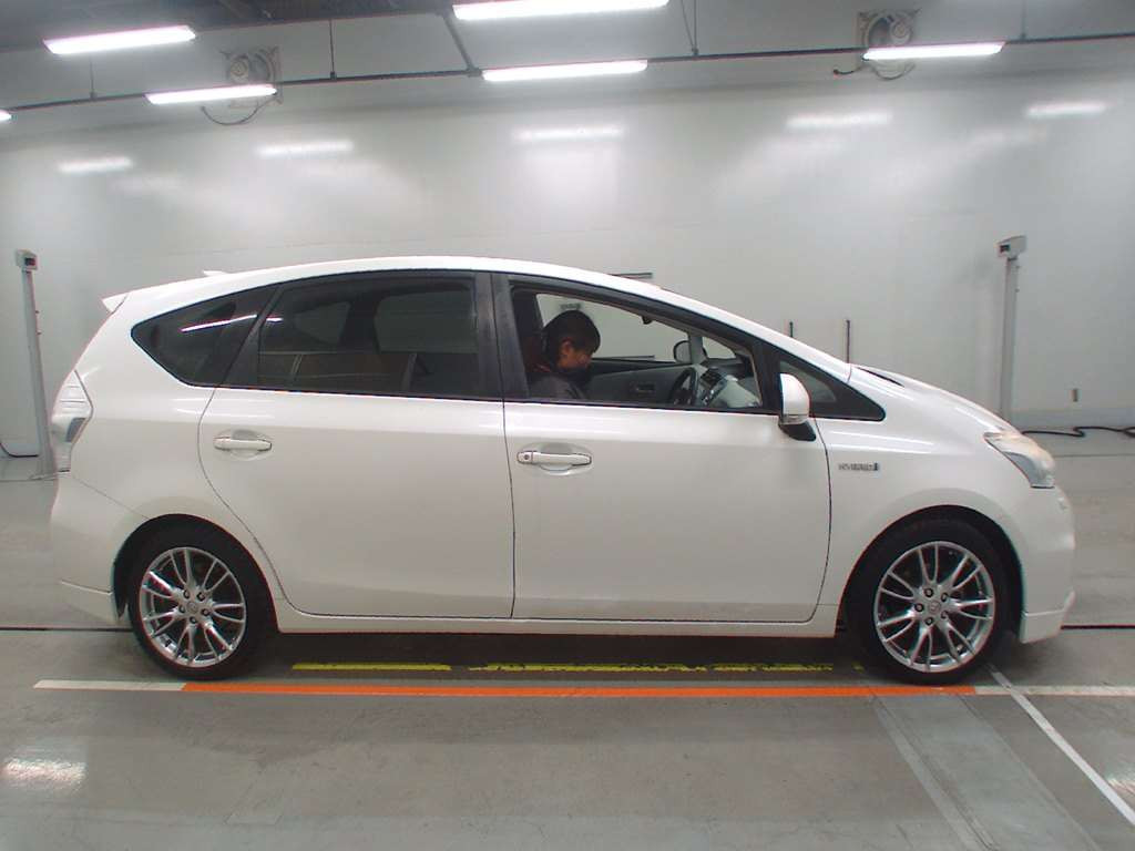 2013 Toyota Prius alpha ZVW40W[2]