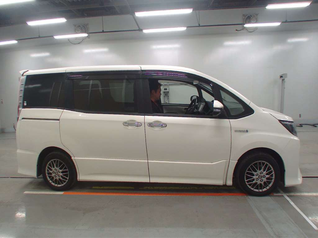 2018 Toyota Noah ZWR80W[2]