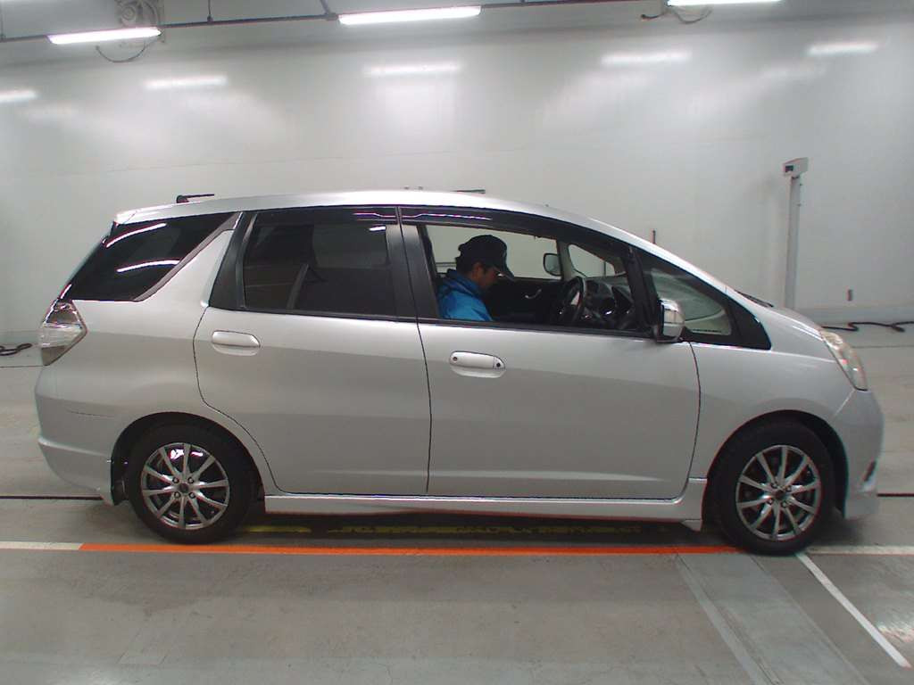 2013 Honda Fit Shuttle GG7[2]