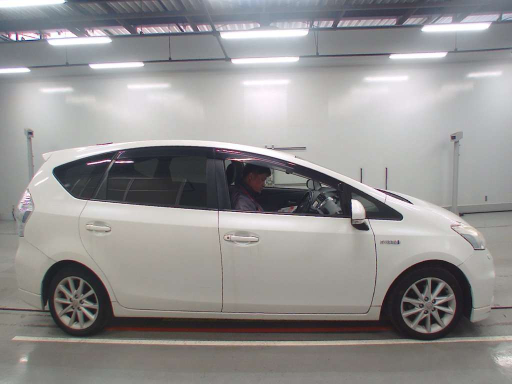 2012 Toyota Prius alpha ZVW40W[2]