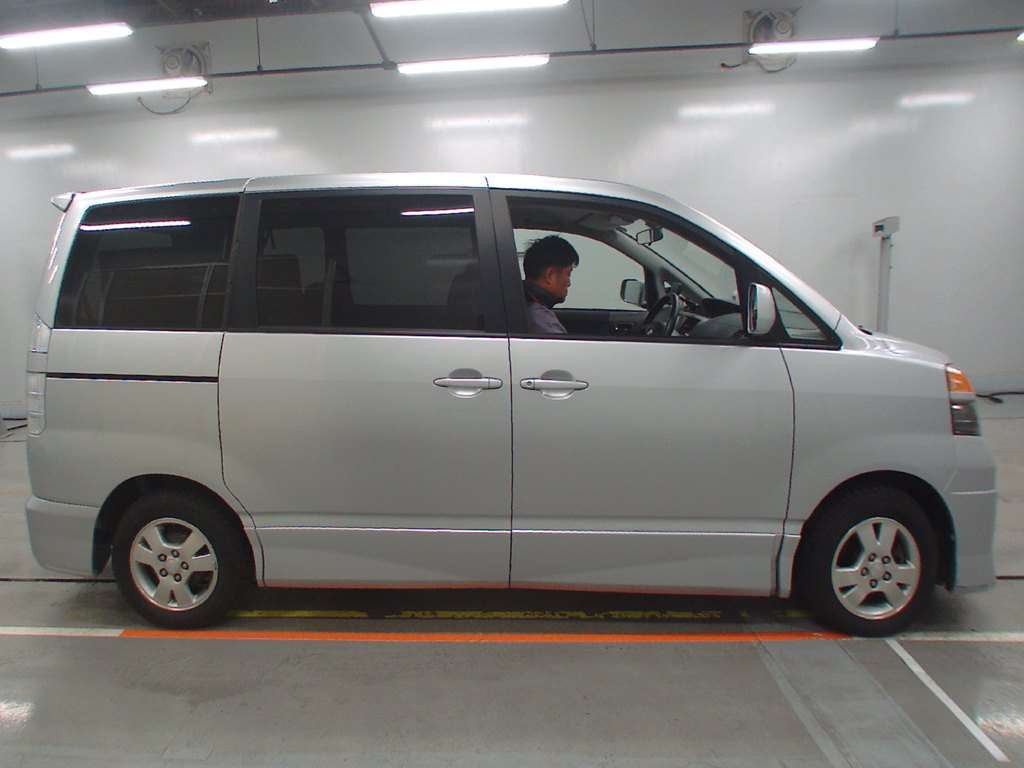 2002 Toyota Voxy AZR60G[2]