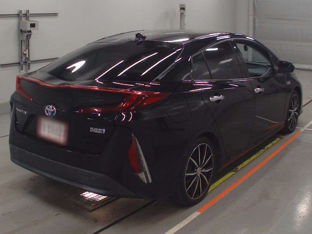 2017 Toyota Prius PHV ZVW52[1]