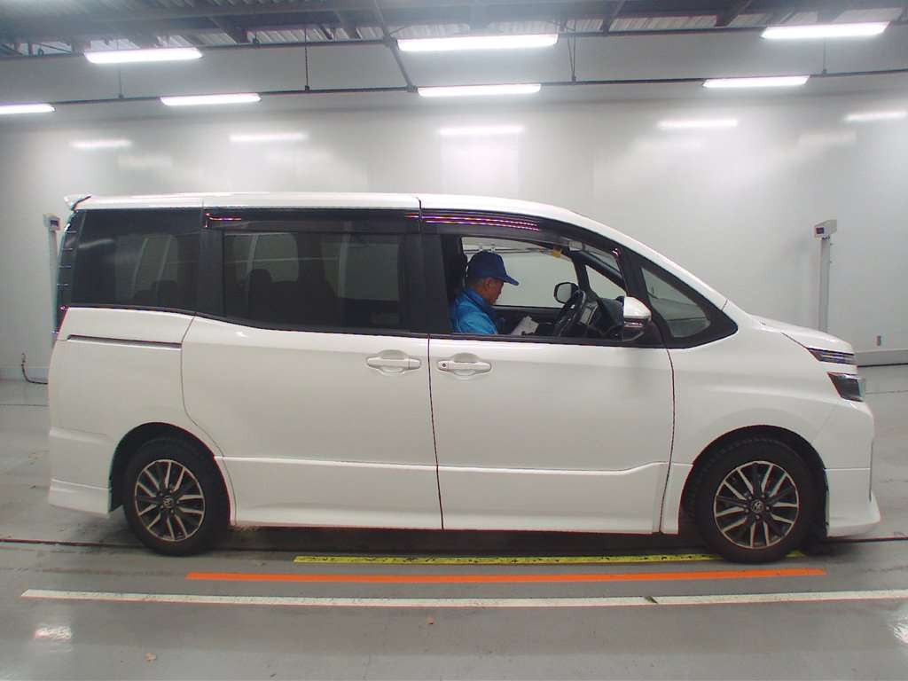 2014 Toyota Voxy ZRR80W[2]