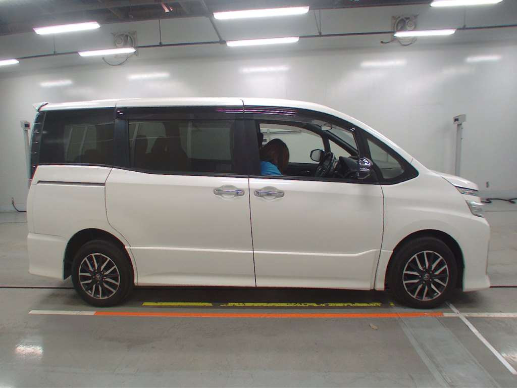 2015 Toyota Voxy ZRR85W[2]