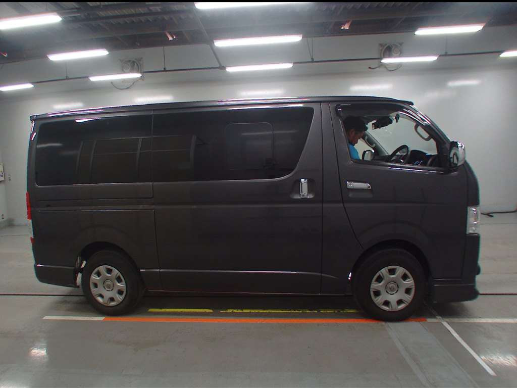 2018 Toyota Regiusace Van GDH201V[2]