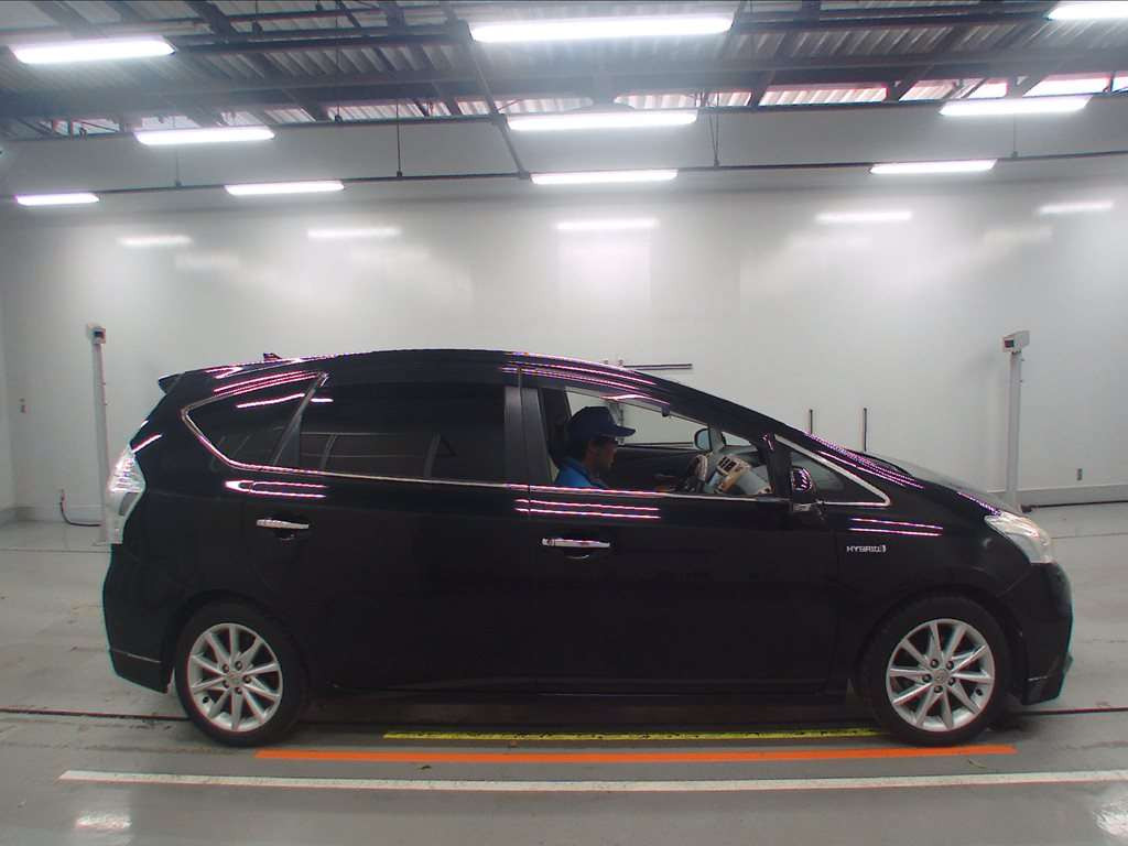 2012 Toyota Prius alpha ZVW41W[2]