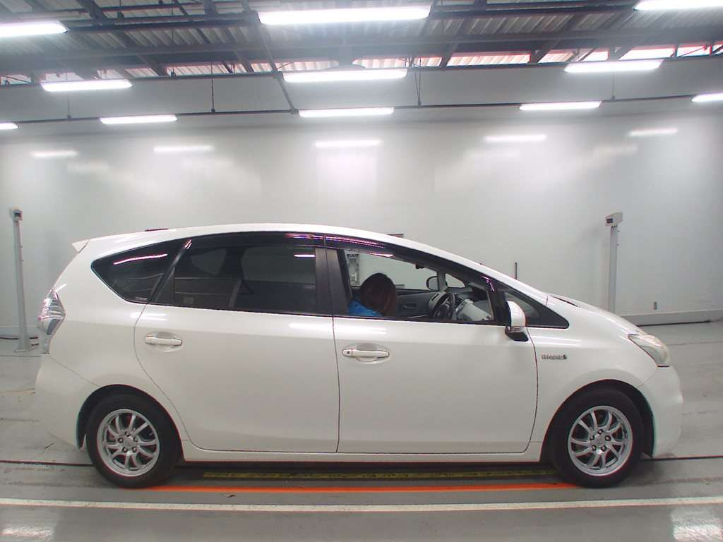 2012 Toyota Prius alpha ZVW41W[2]