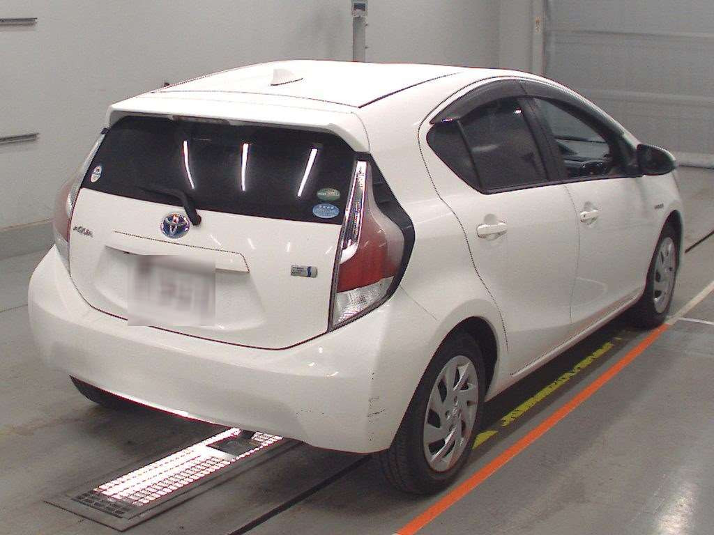 2015 Toyota Aqua NHP10[1]