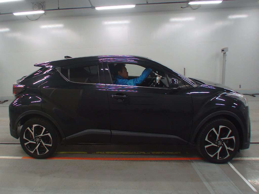 2017 Toyota C-HR NGX50[2]