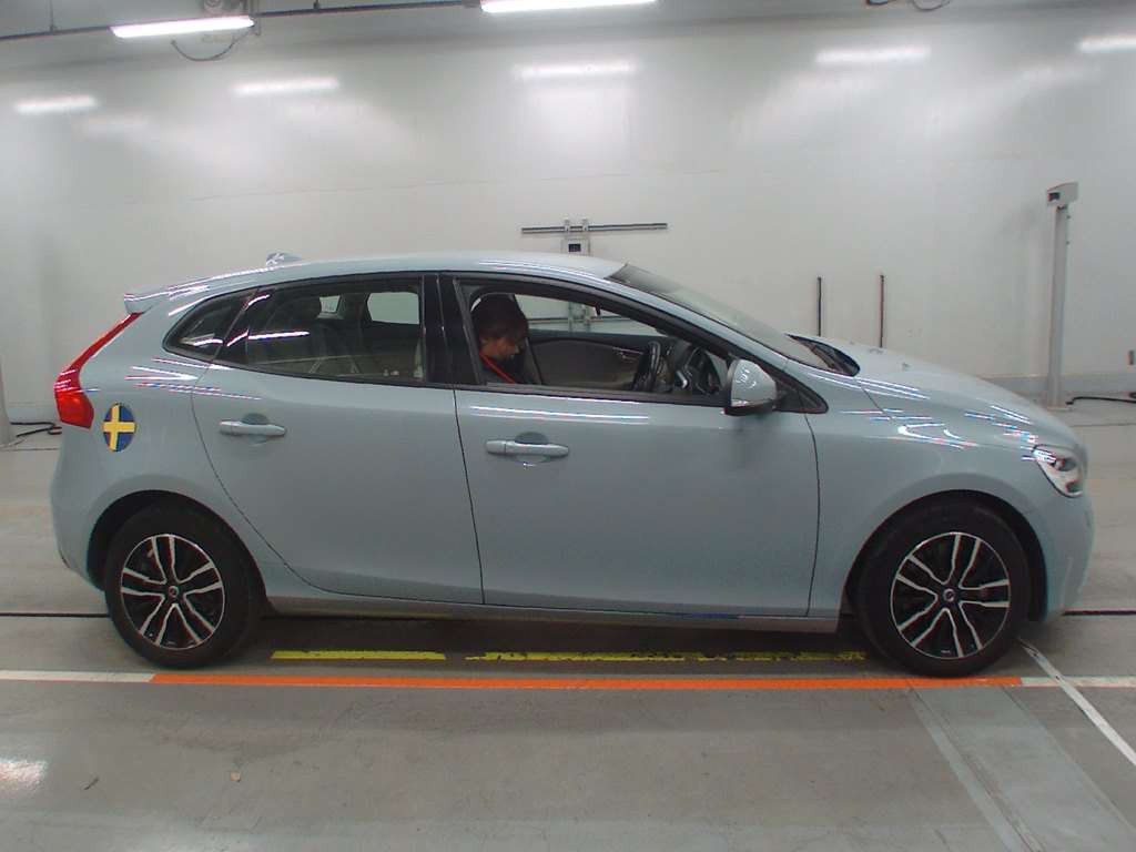 2019 Volvo V40 MB4154T[2]