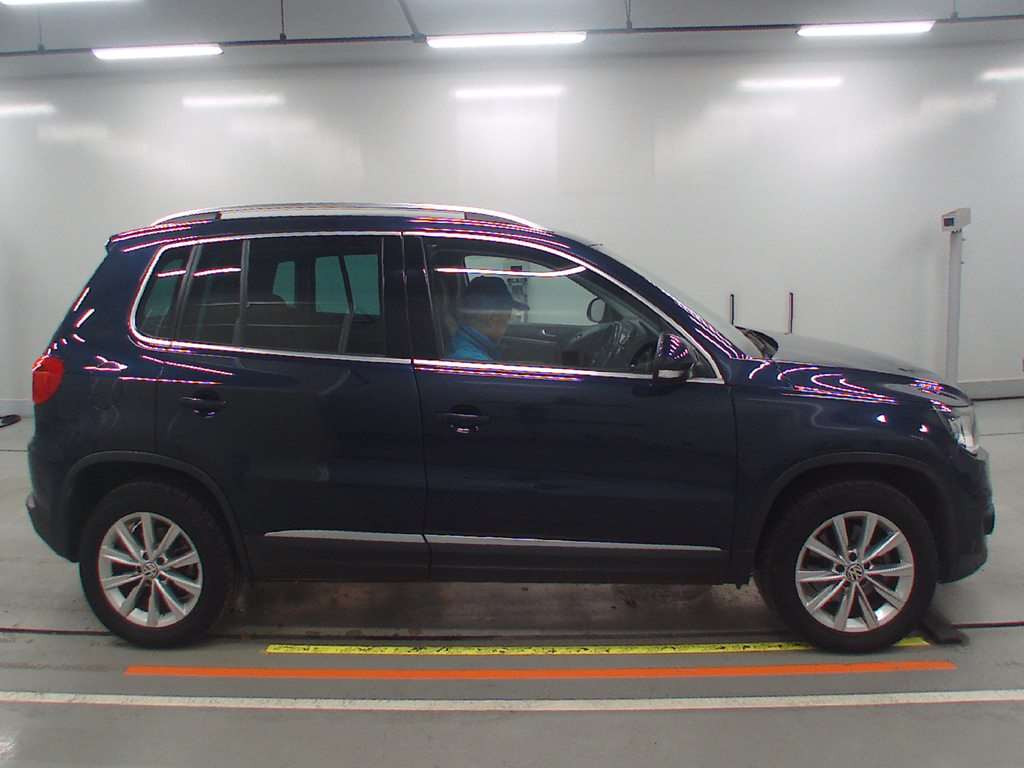 2014 Volkswagen Tiguan 5NCTH[2]