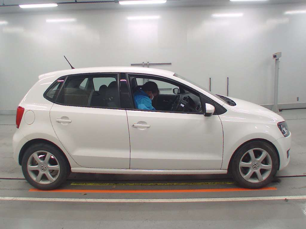 2013 Volkswagen Polo 6RCBZ[2]