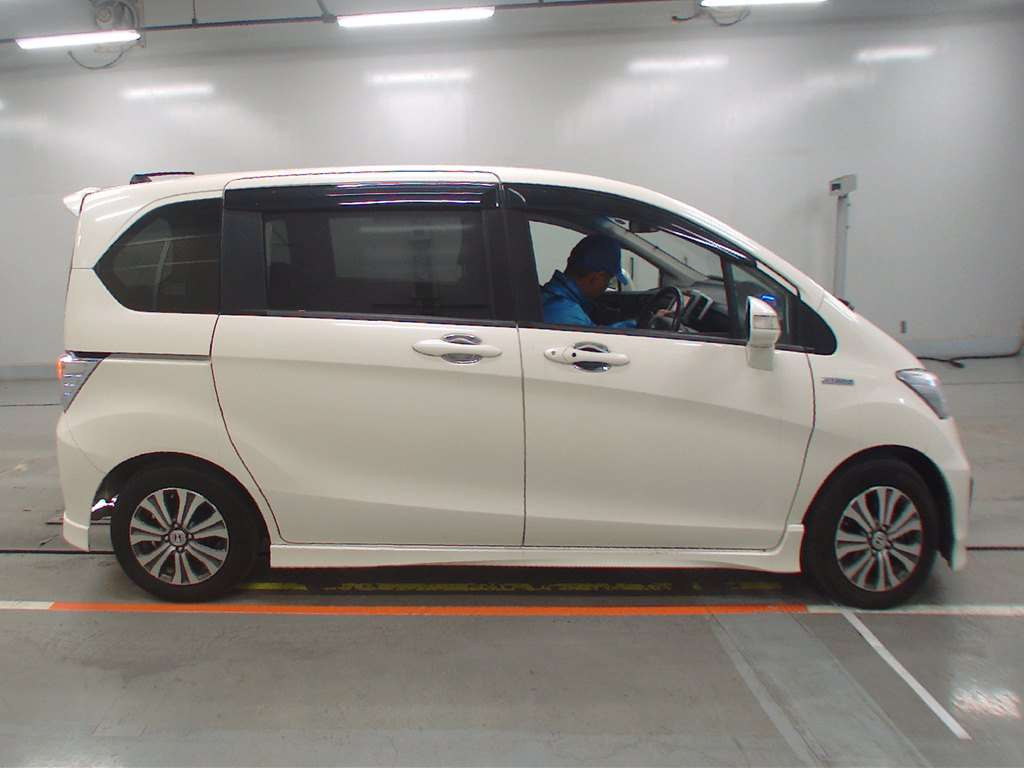 2011 Honda Freed hybrid GP3[2]