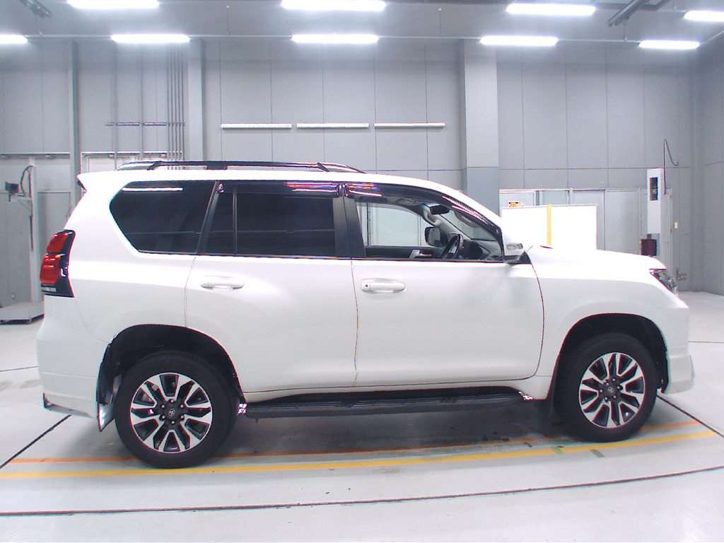 2022 Toyota Land Cruiser Prado TRJ150W[2]