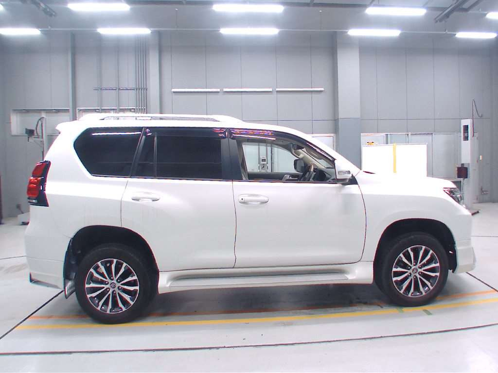 2020 Toyota Land Cruiser Prado TRJ150W[2]