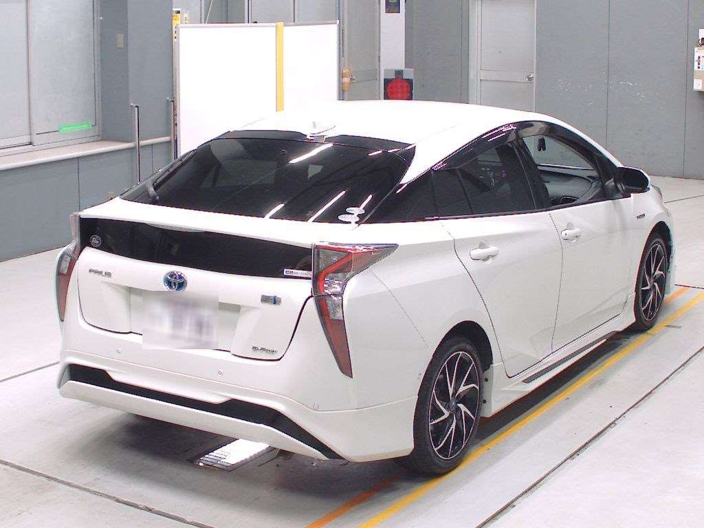 2016 Toyota Prius ZVW55[1]