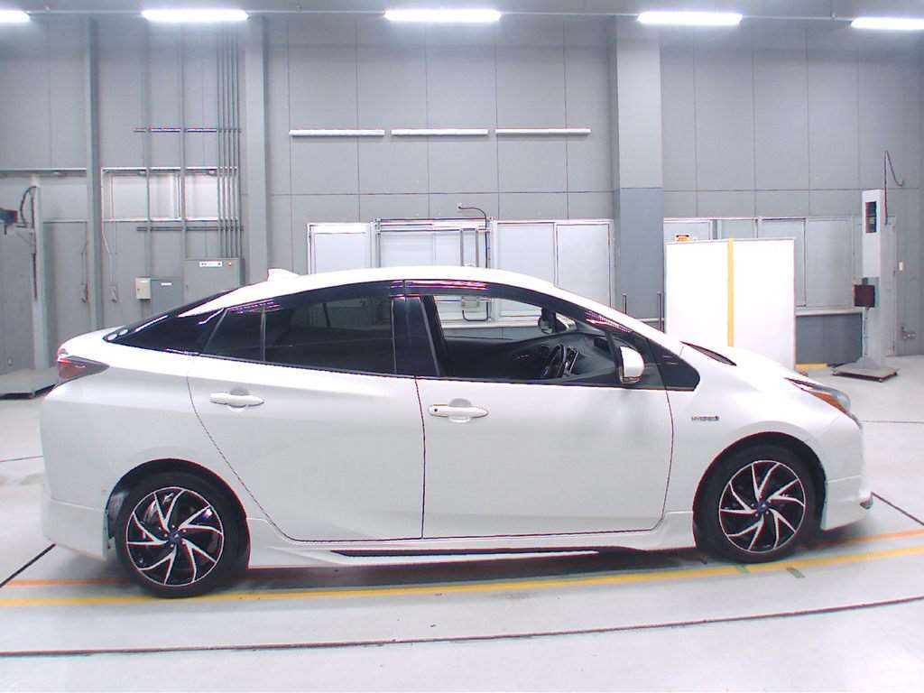 2016 Toyota Prius ZVW55[2]