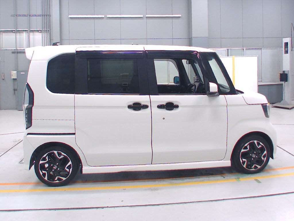 2017 Honda N-BOX CUSTOM JF3[2]