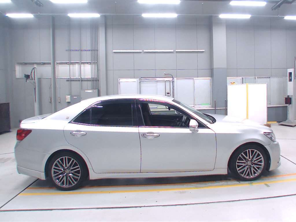 2015 Toyota Crown GRS214[2]