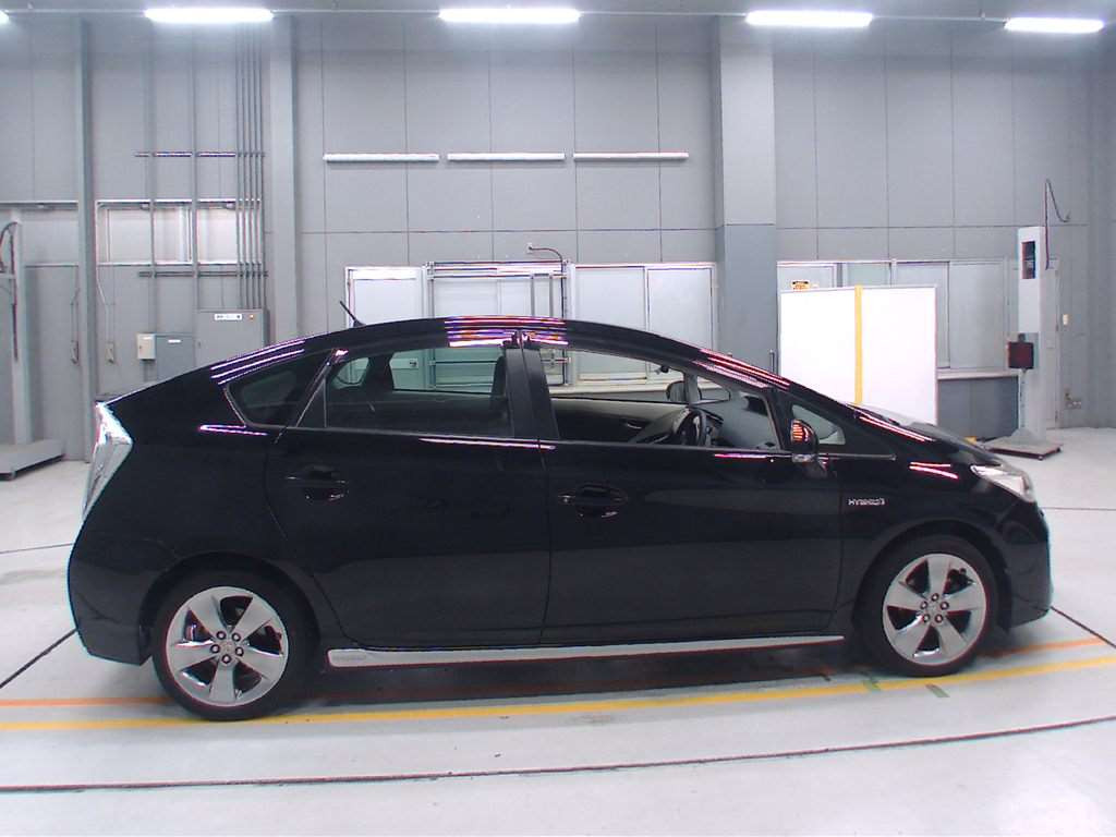 2013 Toyota Prius ZVW30[2]