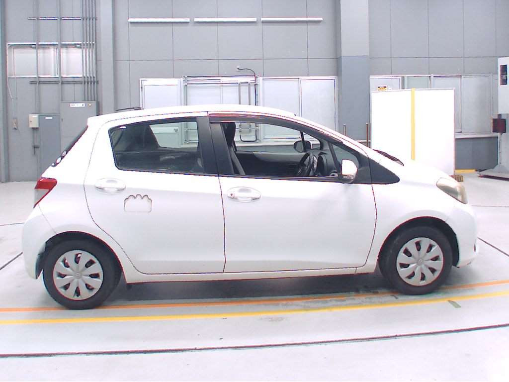 2011 Toyota Vitz KSP130[2]