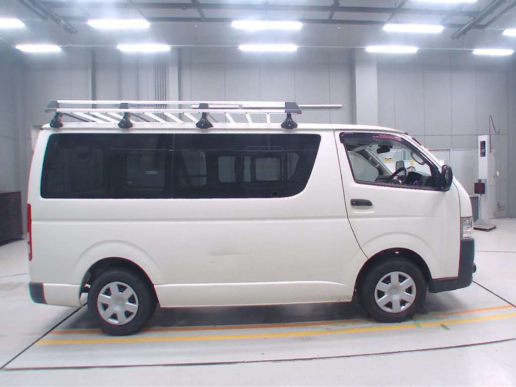 2019 Toyota Regiusace Van TRH200V[2]