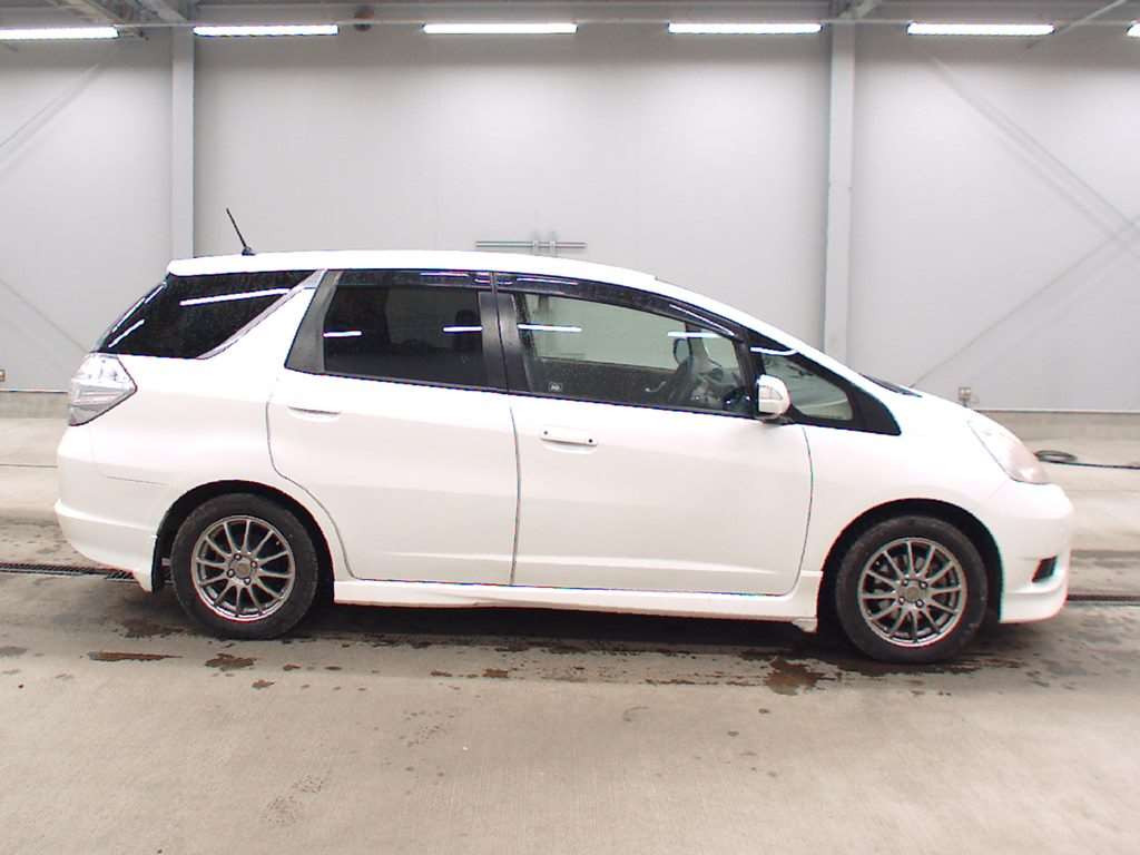 2012 Honda Fit Shuttle Hybrid GP2[2]