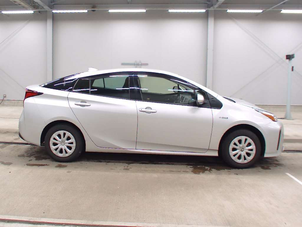 2019 Toyota Prius ZVW55[2]