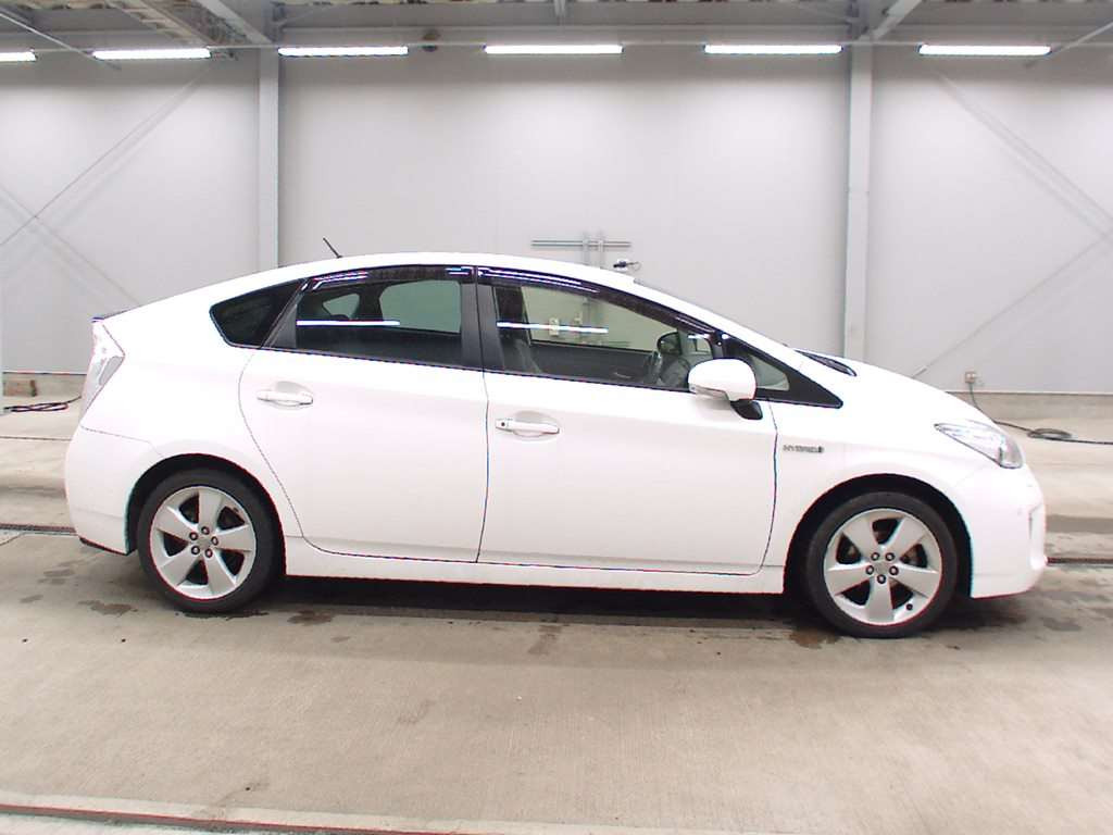 2013 Toyota Prius ZVW30[2]