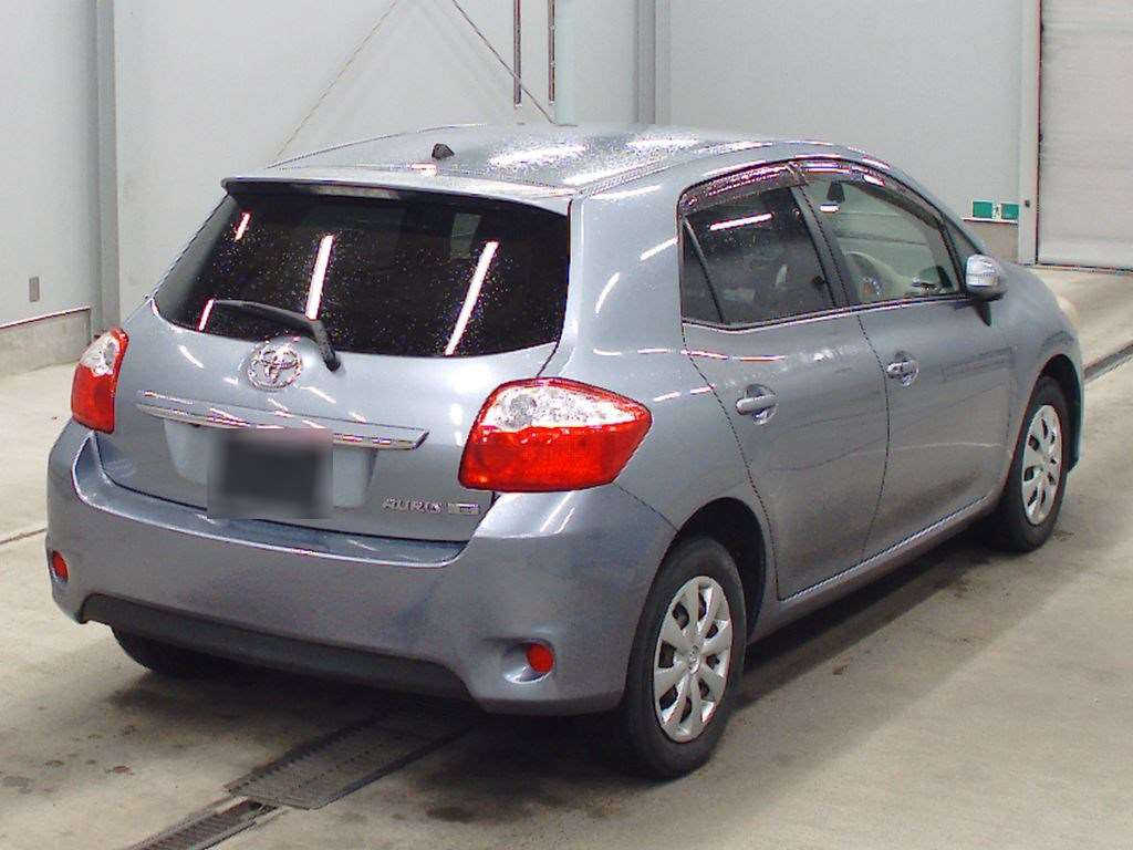 2010 Toyota Auris ZRE154H[1]